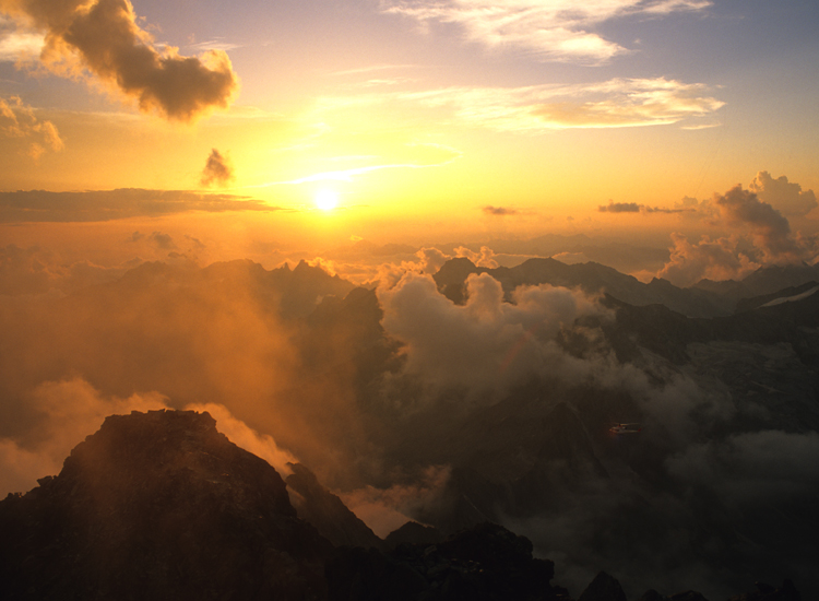 panorama al tramonto dalla vetta del Monte Disgrazia (3.686 metri)
